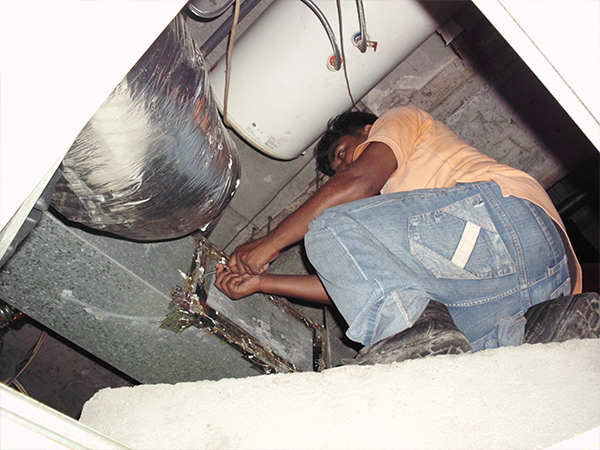kitchen-exhaust-duct-cleaning---horizental-cleaning-(2).jpg