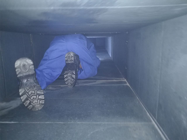 inside-duct-cleaning-(2).jpg